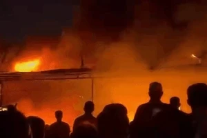 Cháy lớn tại xưởng làm sợi may mặc ở Hà Nội