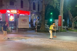 Làm rơi đất đá ra đường, tài xế xe tải vừa bị phạt tiền vừa phải dọn dẹp