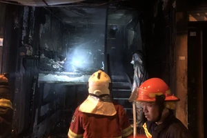 Hà Nội: Cứu kịp một người bị kẹt trong đám cháy lúc nửa đêm