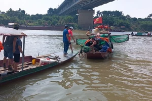 1 người chết khi thuyền đánh cá chìm trên sông Hồng
