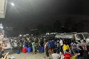 Người dân ở KĐT Thanh Hà vẫn phải chen chúc lấy nước sạch
