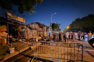 Hà Nội: Sau tiếng nổ lớn, 3 mẹ con tử vong trong đám cháy