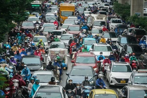 Người Hà Nội di chuyển khó khăn trong ngày gió lạnh đầu đông