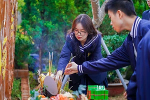 Học sinh vượt đường xa đến viếng mộ Nhà giáo Văn Như Cương nhân dịp Ngày nhà giáo Việt Nam 