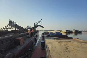 CSGT bắt giữ vụ khai thác cát trái phép trên sông Hồng