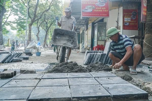 Vỉa hè ở Hà Nội lại được lát đá mới