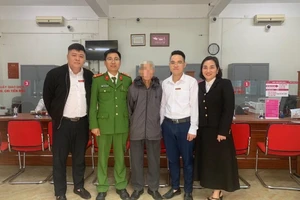 Cụ ông ở Hà Nội suýt mất 500 triệu sau khi nghe điện thoại giả danh công an