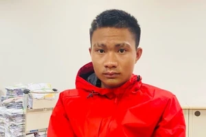 Ra nước ngoài rồi cắt ngắn tóc, cạo lông mày để trốn truy nã