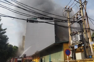 Cháy lớn tại cửa hàng cơ khí, phế liệu ở Hà Nội 