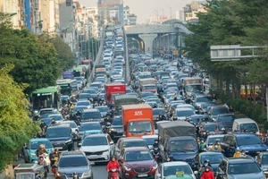 Hà Nội: Xén dải phân cách, phân luồng mới ở Ngã Tư Sở nhưng đường vẫn tắc