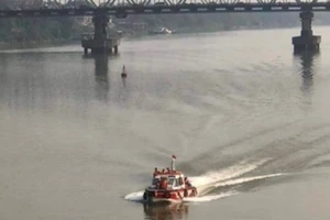 Ngã xuống sông Hồng khi đang chụp ảnh trên cầu Long biên 