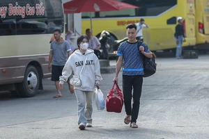 Người dân lỉnh kỉnh đồ đạc trở lại Thủ đô sau dịp nghỉ Tết Dương lịch