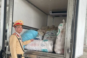 Phát hiện hơn 1 tấn mỡ lợn bốc mùi hôi thối đang trên đường đi tiêu thụ