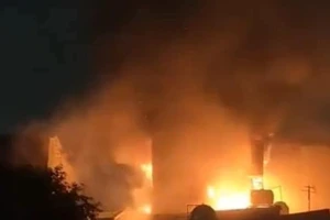 Hà Nội: Cháy nhà, người trong nhà may mắn chạy thoát ra ngoài 