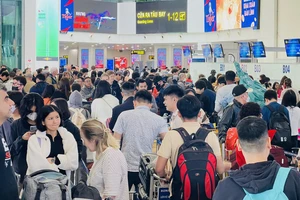 Sân bay Nội Bài đông nghịt ngày 28 Tết, nhiều người mệt mỏi chờ đợi 