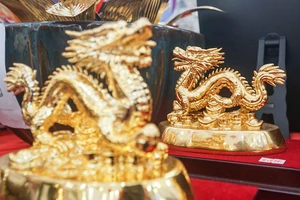 Linh vật rồng mạ vàng 24k hút khách dịp Tết Nguyên đán Giáp Thìn 2024