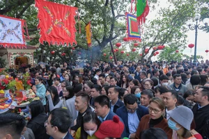 Người dân chen chúc tới Phủ Tây Hồ cầu may dịp đầu năm mới