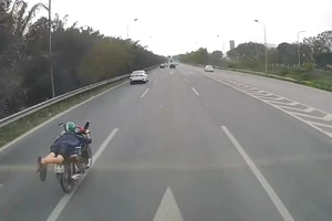 Tạm giữ hình sự thanh niên nằm trên xe máy lao vun vút trên Đại lộ Thăng Long