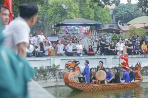 Hàng nghìn người đổ về hội Lim ở Bắc Ninh nghe quan họ