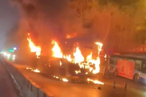 Xe buýt bất ngờ bốc cháy dữ dội khi đang chạy trên đường