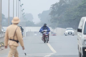 CSGT xử lý hàng loạt xe máy đi vào làn ô tô trên Đại lộ Thăng Long