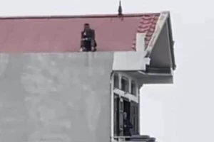 Nghi án chồng dùng dao tấn công vợ và mẹ vợ rồi cố thủ trên nóc nhà nghỉ