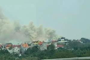 Hà Nội: Cháy xưởng sản xuất thiết bị điện, khói bốc cao nghi ngút 