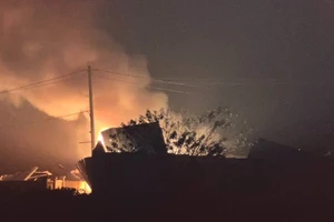 Hà Nội: Xe chở gas bốc cháy rồi lan sang nhà xưởng