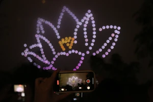 Hà Nội: Mãn nhãn với màn trình diễn ánh sáng ở Hồ Tây