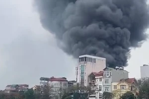 Hà Nội: Cháy lớn tại cơ sở tổ chức sự kiện rồi lan sang nhà dân