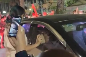 Xác minh sự việc người phụ nữ nghi đánh ghen, dùng gạch đập ô tô trên phố Hà Nội