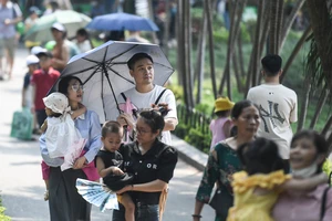 Hà Nội: Nắng nóng gần 40 độ C, người dân ra công viên hóng mát