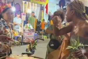 Công an 'giải oan' cho người bán hàng rong trong clip 'chặt chém' khách Tây 3 quả dứa 500.000 đồng
