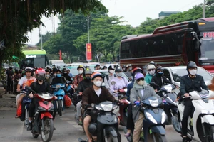 Người dân các tỉnh ùn ùn trở lại Hà Nội sau kỳ nghỉ lễ 30-4