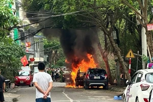 Ô tô BMW bốc cháy chỉ còn trơ khung khi đang đậu