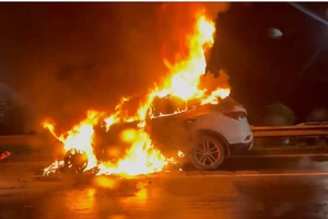 Ô tô bốc cháy dữ dội giữa trời mưa