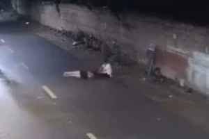 Hà Nội: Nam thanh niên tấn công bạn gái hàng chục nhát dao