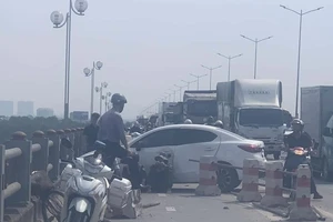 Ô tô nổ lốp trên cầu Thanh Trì, giao thông ùn tắc kéo dài