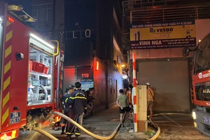 Ngạt khí trong đám cháy đều có thể đến từ cả xe xăng và xe điện?