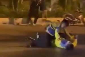 Kịp thời giải tán đám đông tài xế xe ôm công nghệ tụ tập đánh nhau