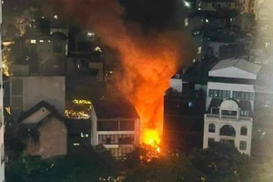Hà Nội: Cháy quán ăn, nhiều người hoảng loạn tháo chạy