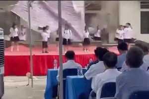 Đang biểu diễn, gạch vữa sập xuống sân khấu khiến 6 học sinh bị thương