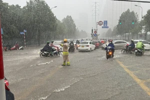 Cơn mưa lớn kéo dài đúng giờ đi làm buổi sáng, gây ùn tắc phố phường Hà Nội 