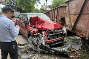 Ô tô đậu sát đường sắt bị tàu hỏa lao tới hất văng