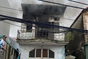 Cháy nhà dân ở Hà Nội, hàng xóm giúp gia chủ vận chuyển đồ đạc