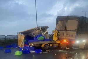 Tai nạn trên cầu Thanh Trì, giao thông ùn tắc kéo dài