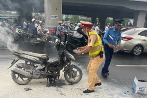 Hà Nội: Xe máy bốc cháy giữa đường