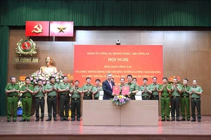 Đại tướng Tô Lâm bàn giao nhiệm vụ Bộ trưởng Bộ Công an cho Thượng tướng Lương Tam Quang 