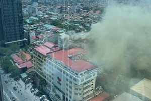 Hà Nội: Cháy khách sạn, cột khói bốc lên nghi ngút