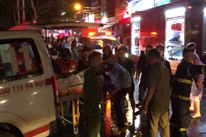 Lực lượng cứu hộ đang cứu các nạn nhân bị kẹt trong vụ cháy ở Hà Nội